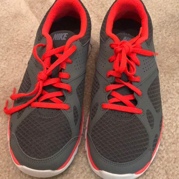 NWOB Nike fitsole sneakers in grey & coral sz 8 - Picture 2 of 6